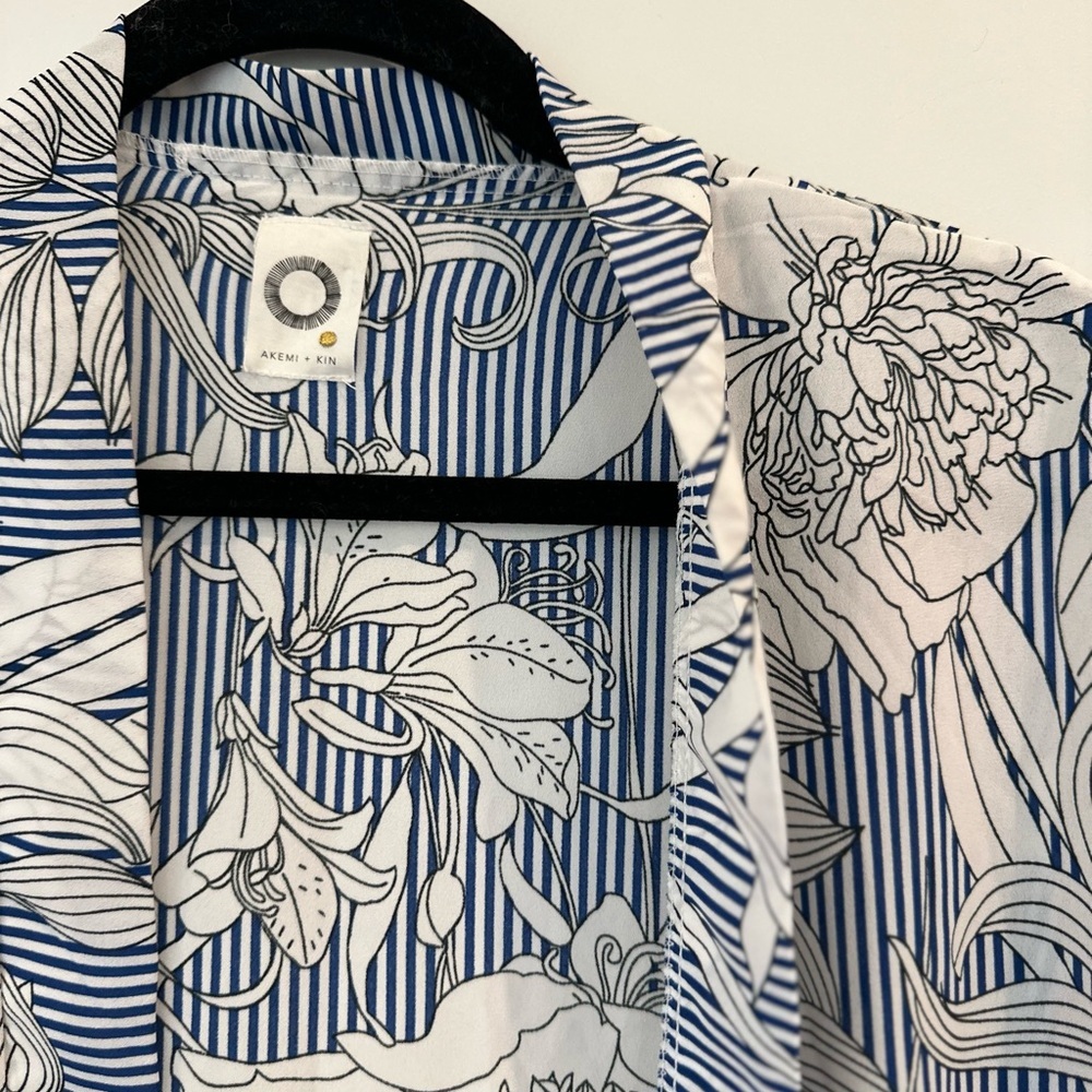 Akemi + Kin Anthropologie Savannah Kimono beautiful, lightweight kimono - Picture 4 of 7